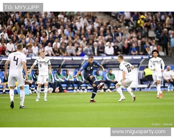 皇马与巴黎的巅峰对决直播球迷热情高涨共同见证精彩瞬间 皇马与巴黎的巅峰对决直播球迷热情高涨共同见证精彩瞬间